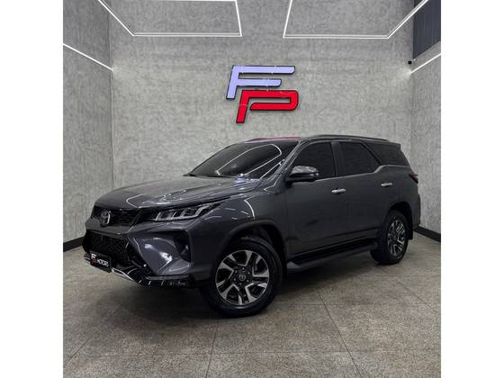 TOYOTA HILUX SW4 2.8 D-4D TURBO DIESEL DIAMOND 7L 4X4 AUTOMÁTICO
